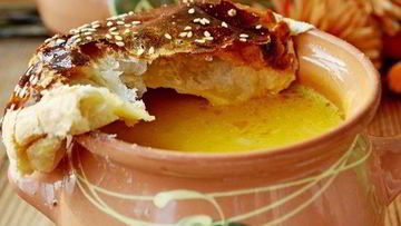 Рецепт Тыквенного супа в горшочках с креветками под слоеными крышечками