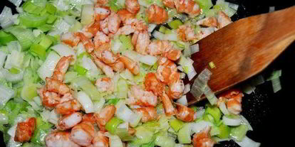 Шаг 2: тыквенного супа в горшочках с креветками под слоеными крышечками