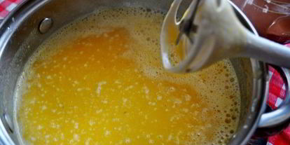 Шаг 4: тыквенного супа в горшочках с креветками под слоеными крышечками