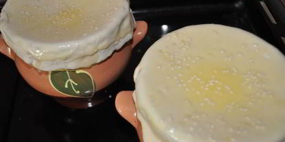 Шаг 8: тыквенного супа в горшочках с креветками под слоеными крышечками