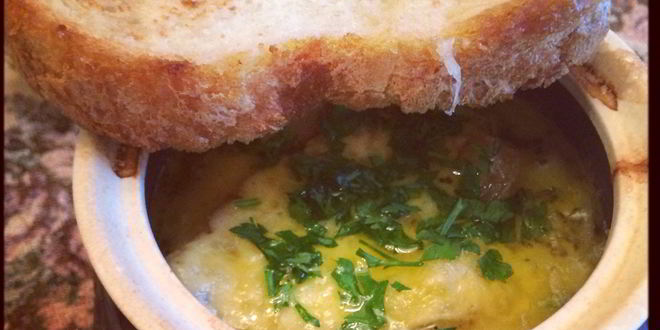 Рецепт запеченного лукового супа с украинским оттенком