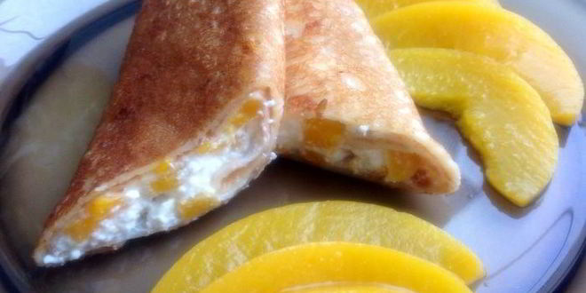 Рецепт блинов с нежнейшей начинкой из творога и персиков