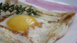 Рецепт Блинов с яйцом и беконом