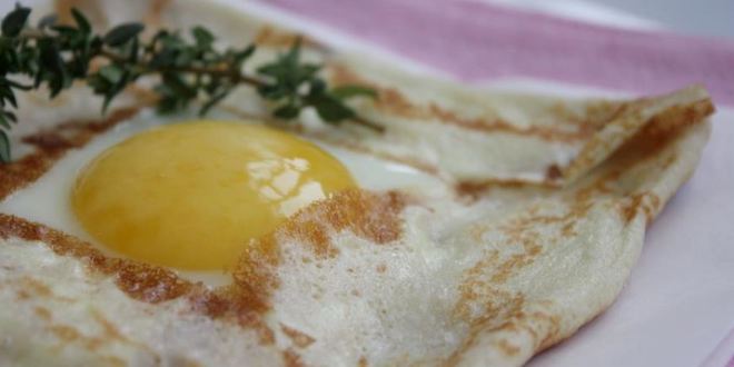 Рецепт блинов с яйцом и беконом