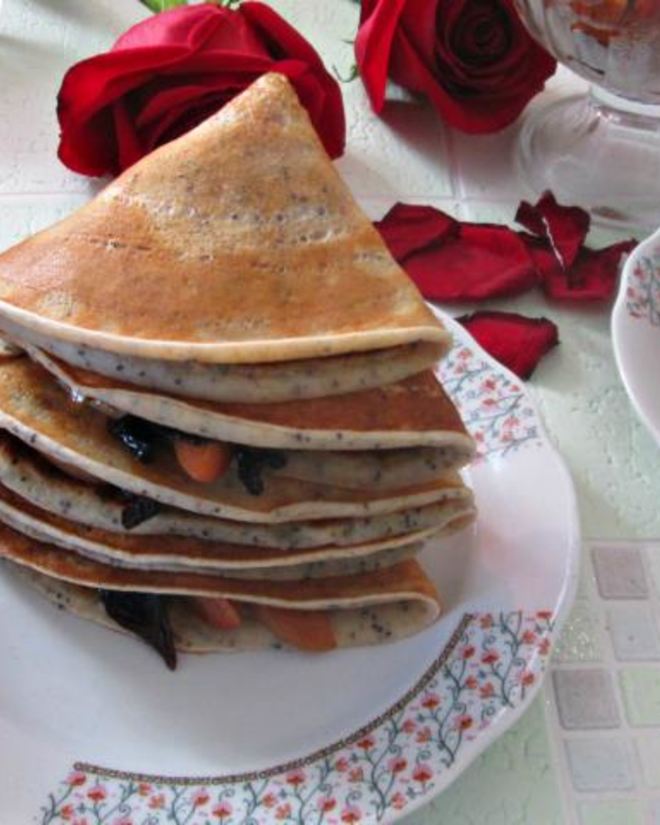 Рецепт маковых блинов с яблоками и черносливом