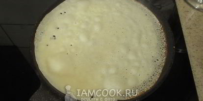 Шаг 7: тонких блинов с дырочками на сыворотке