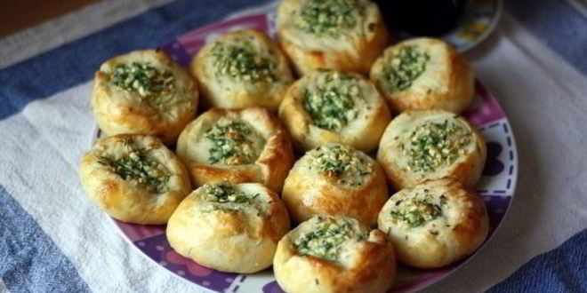 Рецепт булочек с чесноком и зеленью