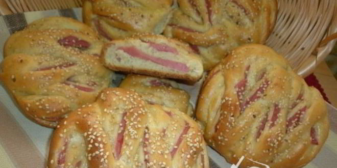 Рецепт булочек с колбасой