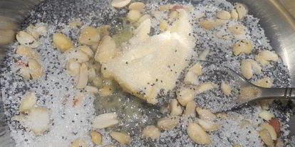 Шаг 3: булочек с маком и орехами в карамели