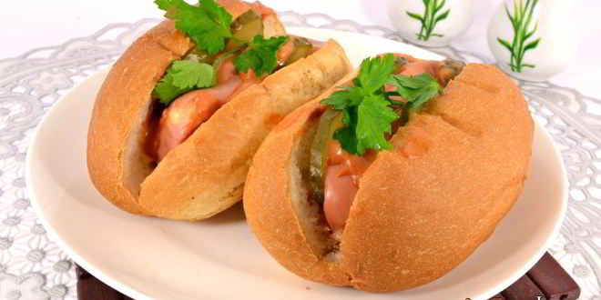 Рецепт булочек с сардельками и сыром в микроволновке