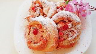 Рецепт Булочек-ватрушек с курагой, рикоттой и сушеной клубникой