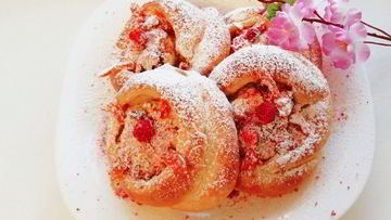 Рецепт Булочек-ватрушек с курагой, рикоттой и сушеной клубникой