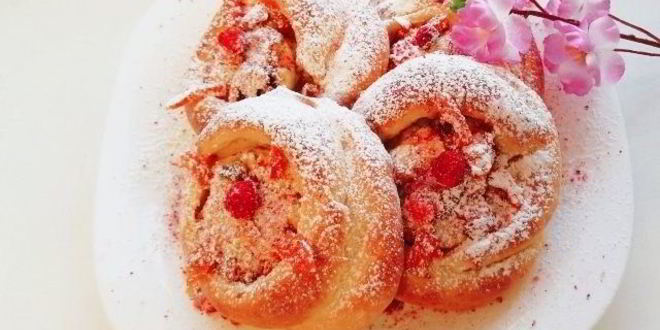 Рецепт Булочек-ватрушек с курагой, рикоттой и сушеной клубникой