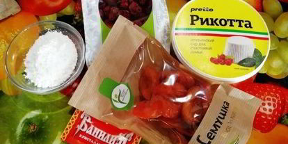 Шаг 2: булочек-ватрушек с курагой, рикоттой и сушеной клубникой