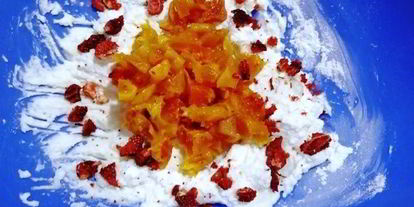 Шаг 3: булочек-ватрушек с курагой, рикоттой и сушеной клубникой