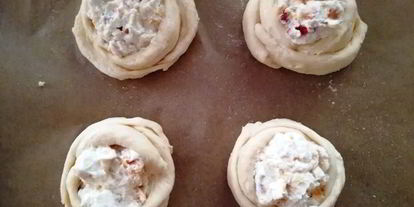 Шаг 5: булочек-ватрушек с курагой, рикоттой и сушеной клубникой