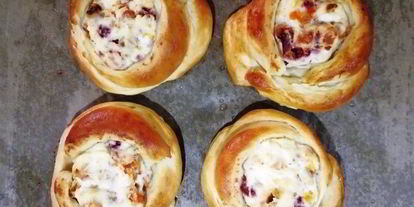 Шаг 6: булочек-ватрушек с курагой, рикоттой и сушеной клубникой