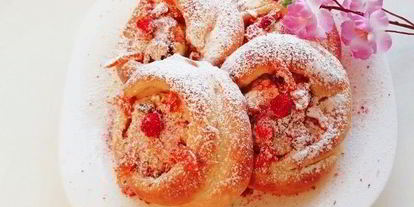 Шаг 7: булочек-ватрушек с курагой, рикоттой и сушеной клубникой