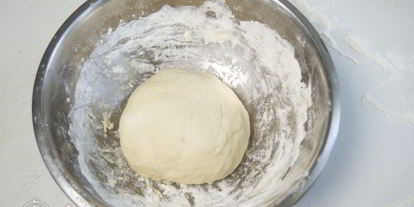 Шаг 3: дрожжевых булочек с колбасой и сыром