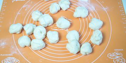 Шаг 4: дрожжевых булочек с колбасой и сыром