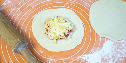 Шаг 5: дрожжевых булочек с колбасой и сыром