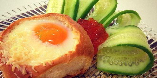 Рецепт глазуньи в булочке с пармезаном и красной икрой