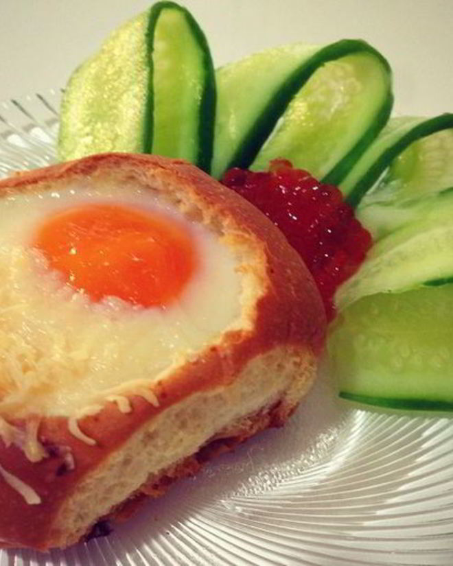 Рецепт глазуньи в булочке с пармезаном и красной икрой