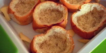 Шаг 2: глазуньи в булочке с пармезаном и красной икрой