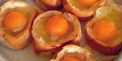 Шаг 3: глазуньи в булочке с пармезаном и красной икрой