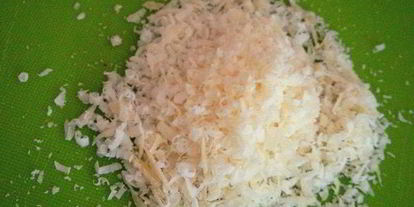 Шаг 4: глазуньи в булочке с пармезаном и красной икрой