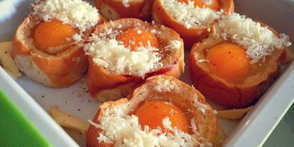 Шаг 5: глазуньи в булочке с пармезаном и красной икрой