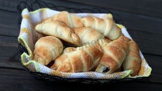 Рецепт Круассанов с сыром и черносливом