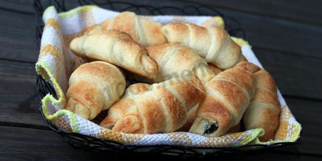 Рецепт круассанов с сыром и черносливом