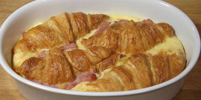 Рецепт Круассанов, запеченных с яйцами, сыром и ветчиной