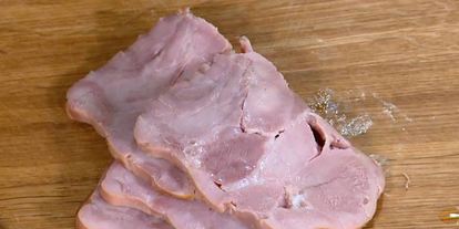 Шаг 2: круассаны, запеченные с яйцами, сыром и ветчиной