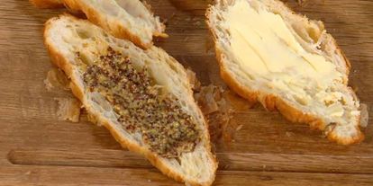 Шаг 3: круассаны, запеченные с яйцами, сыром и ветчиной