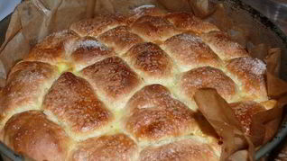 Рецепт Румяных булочек с курагой и черносливом