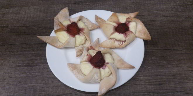 Рецепт Слоеных булочек с творогом и клубникой