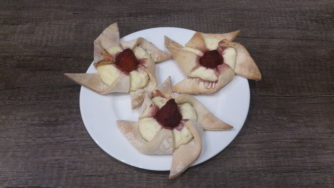 Рецепт Слоеных булочек с творогом и клубникой