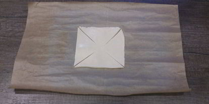 Шаг 3: слоеных булочек с творогом и клубникой