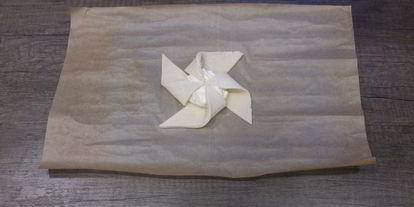 Шаг 5: слоеных булочек с творогом и клубникой