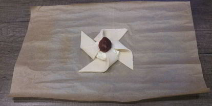 Шаг 7: слоеных булочек с творогом и клубникой