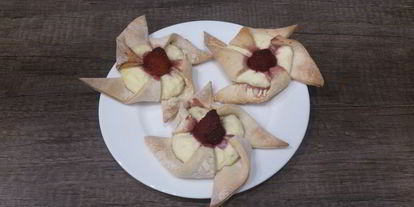 Шаг 8: слоеных булочек с творогом и клубникой