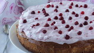 Рецепт Брауни с чизкейком, взбитыми сливками и ягодой