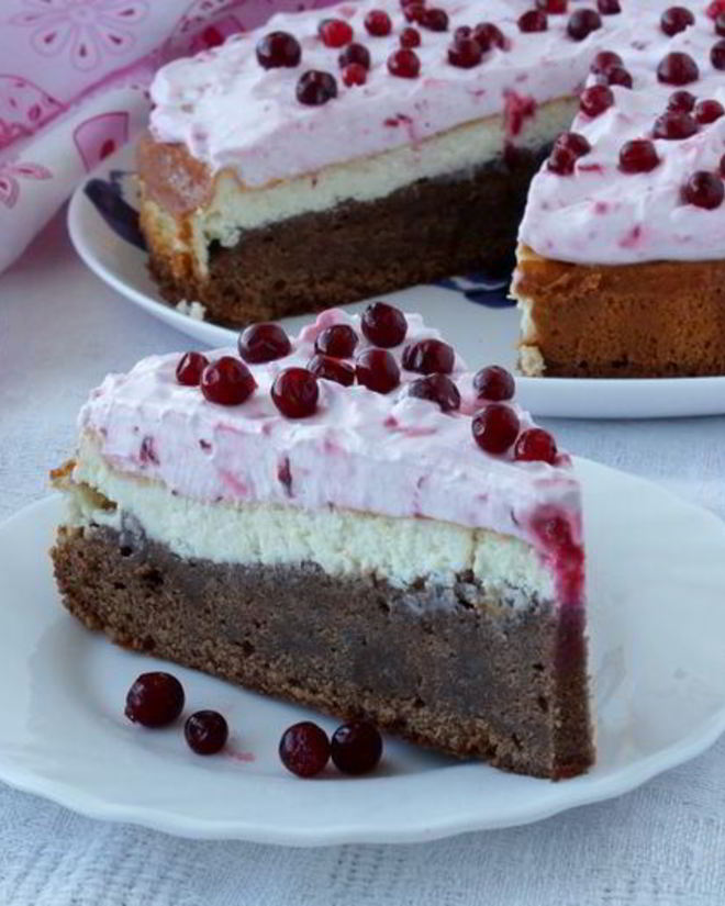 Рецепт брауни с чизкейком, взбитыми сливками и ягодой