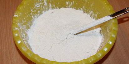 Шаг 1: брауни с чизкейком, взбитыми сливками и ягодой