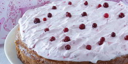 Шаг 10: брауни с чизкейком, взбитыми сливками и ягодой