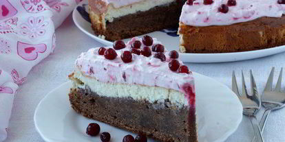 Шаг 11: брауни с чизкейком, взбитыми сливками и ягодой