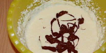 Шаг 2: брауни с чизкейком, взбитыми сливками и ягодой