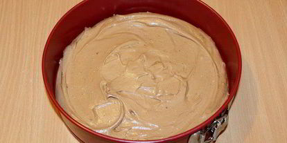 Шаг 3: брауни с чизкейком, взбитыми сливками и ягодой